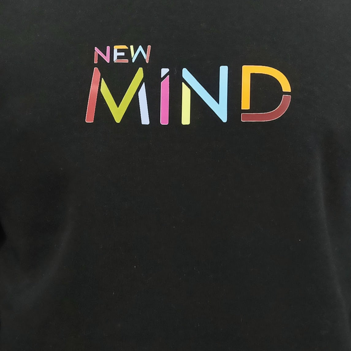 Φούτερ New Mind Μαύρο με Πολύχρωμο Λογότυπο και Κλασική Γραμμή - Μακριά Μανίκια με Ριμπ Στεν | NM17233N