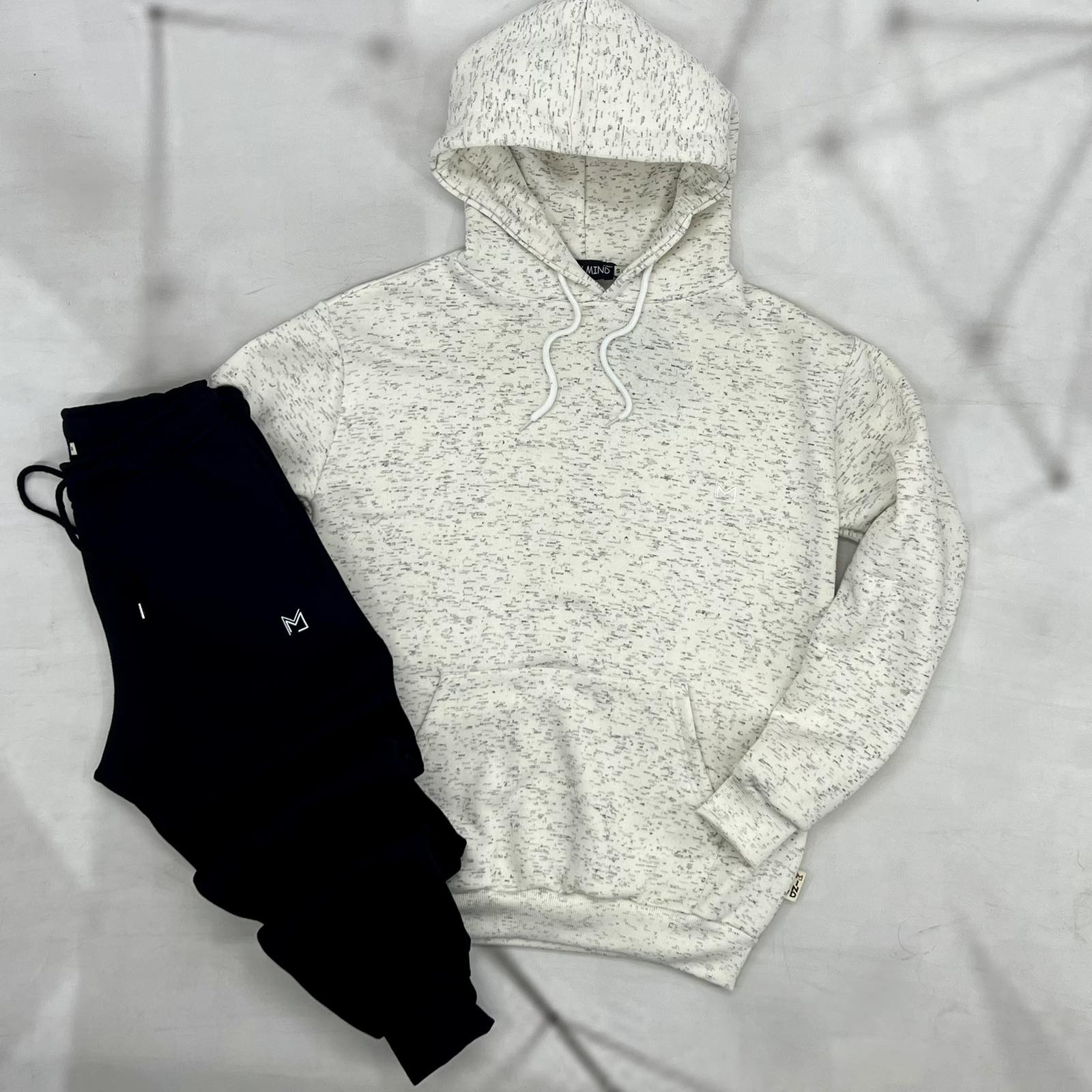Πρόταση: Ανδρικό Hoodie και Φόρμα - Λευκό & Μαύρο Casual Look
