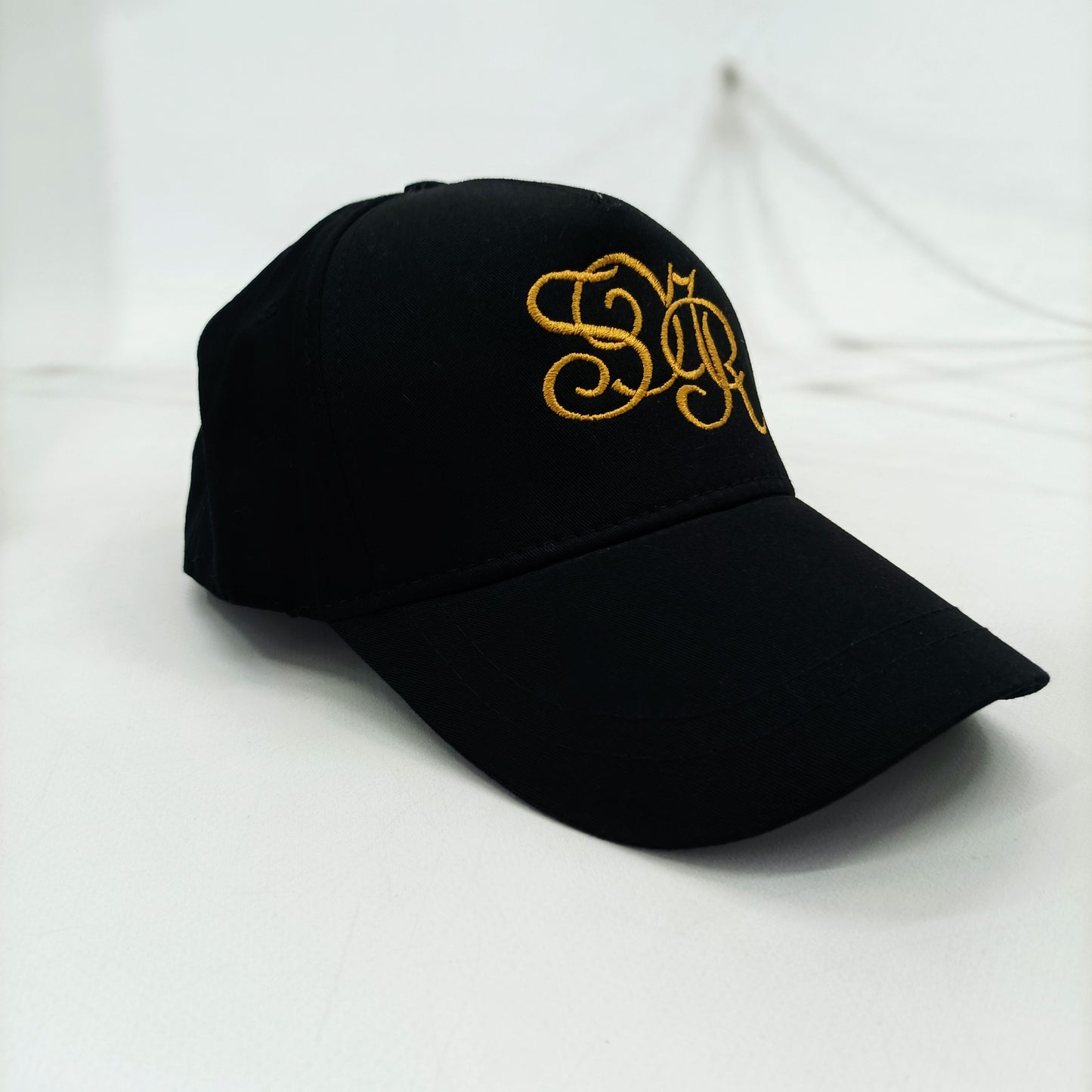 Καπέλο Jockey Μαύρο με Κεντημένο Χρυσό Μονόγραμμα για Κομψότητα & Αποκλειστικότητα - Senior | S01NX