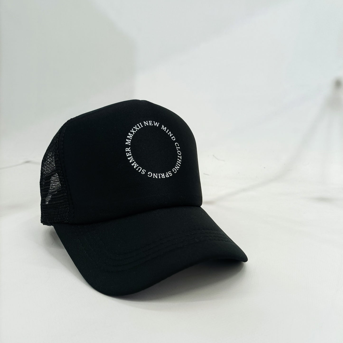 Μαύρο Καπέλο Jockey με Πλέγμα & Εμπριμέ Σχέδιο "NEW MIND" - Ρυθμιζόμενο | NM002