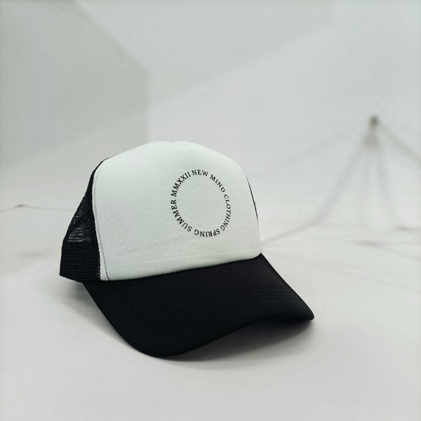 Καπέλο Jockey New Mind Λευκό με Μαύρη Στάμπα Λογότυπο - Μοντέρνο Σχέδιο Διχρωμίας | NM002W