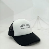 Καπέλο Jockey NEW MIND Handmade Clothing με Διχτυωτό Μαύρο Πίσω Μέρος και Ρυθμιζόμενη Ροδέλα - Λευκό/Μαύρο | NM001W