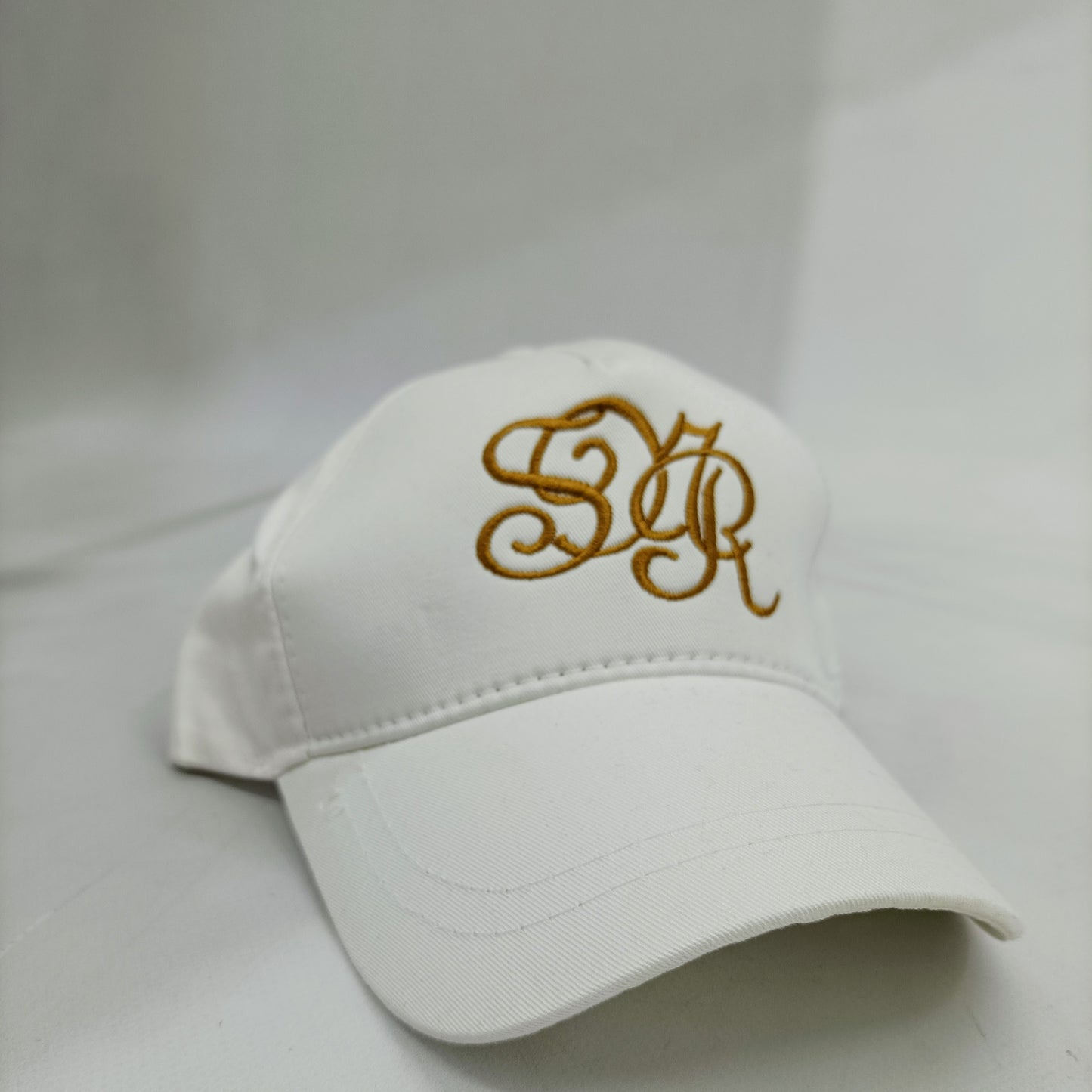 Καπέλο Jockey Senior Λευκό με Κεντημένο Μονόγραμμα σε Χρυσοκίτρινο Χρώμα - Ιδανικό για Υπαίθριες Δραστηριότητες | S01WX