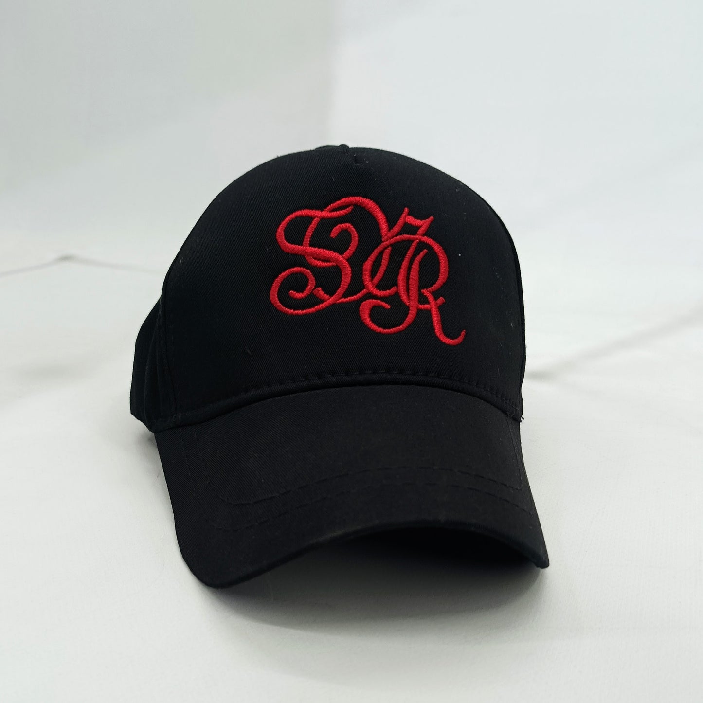 Καπέλο Jockey Μαύρο με Κυρτή Μετωπιαία Ραφή και Κόκκινο Κεντημένο Σχέδιο - Αθλητικό Στυλ | S01NR