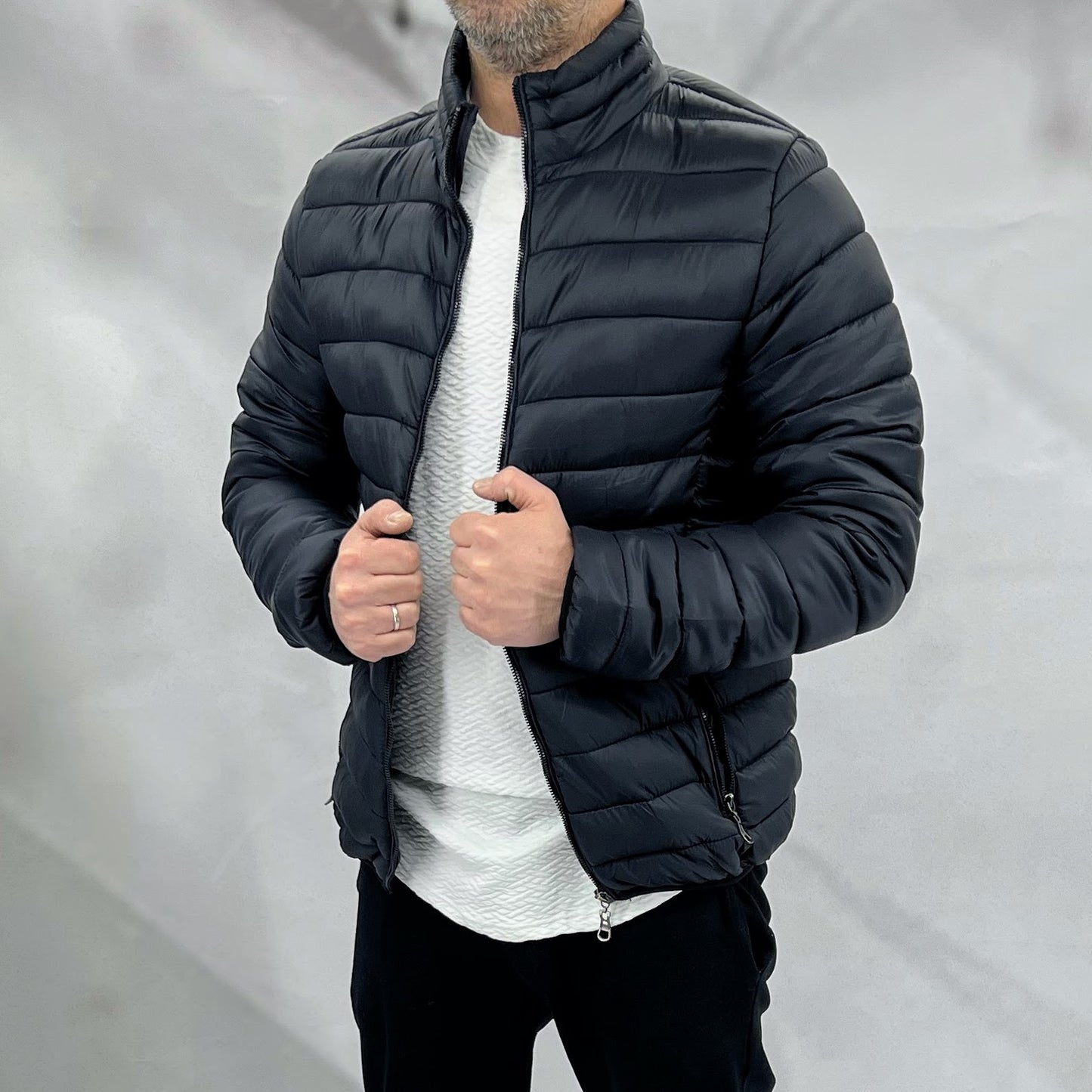 Ανδρικό Μπουφάν Πούπουλο Moda Loca Μπλε με Επίπεδο Γιακά και Φερμουάρ στις Τσέπες - Ιδανικό για Ψυχρό Κλίμα | MD837